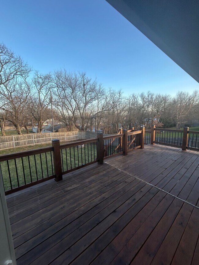 Building Photo - Updated 5 Bedroom , 3 Bath House in Derby Large back Yard