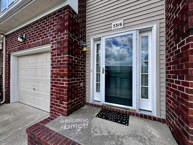 Building Photo - Charming Lakefront Townhome