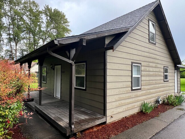 Building Photo - 1321 Tamarack St