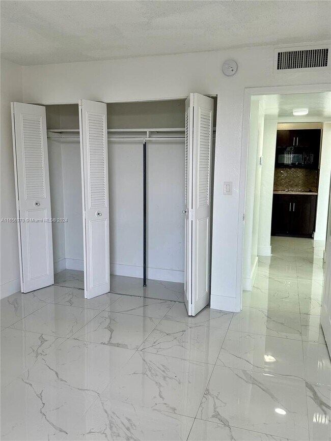 Building Photo - 8870 Fontainebleau Blvd