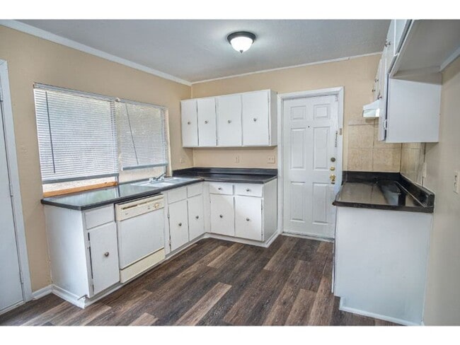 Building Photo - Convenient 4-Bedroom Stay Near Downtown & Attractions!