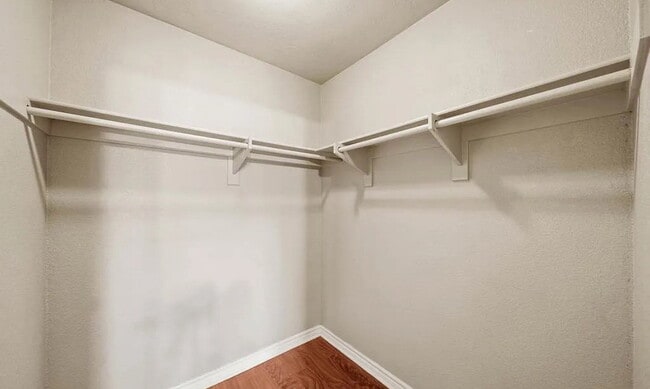 Building Photo - Come see this spacious 1 bedroom upstairs ...