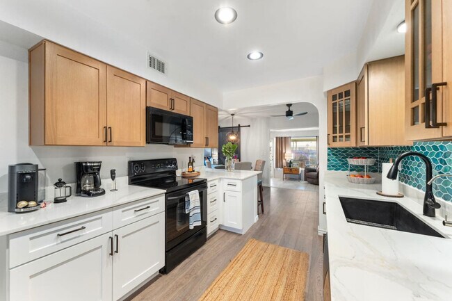 Building Photo - 11031 W Cumberland Dr