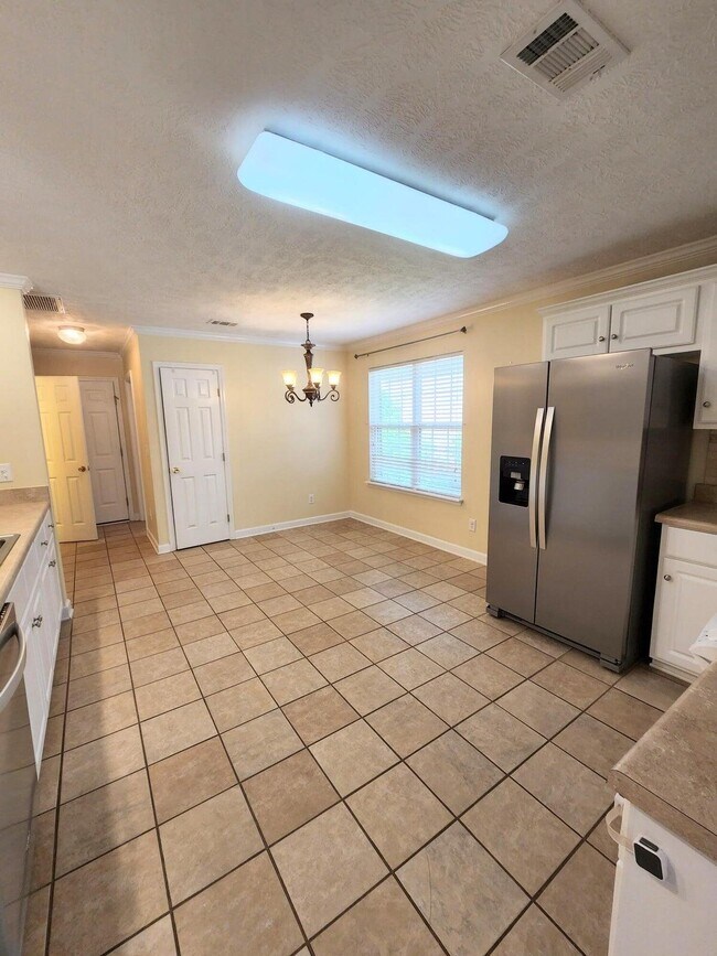 Building Photo - 241 Bainbridge Dr