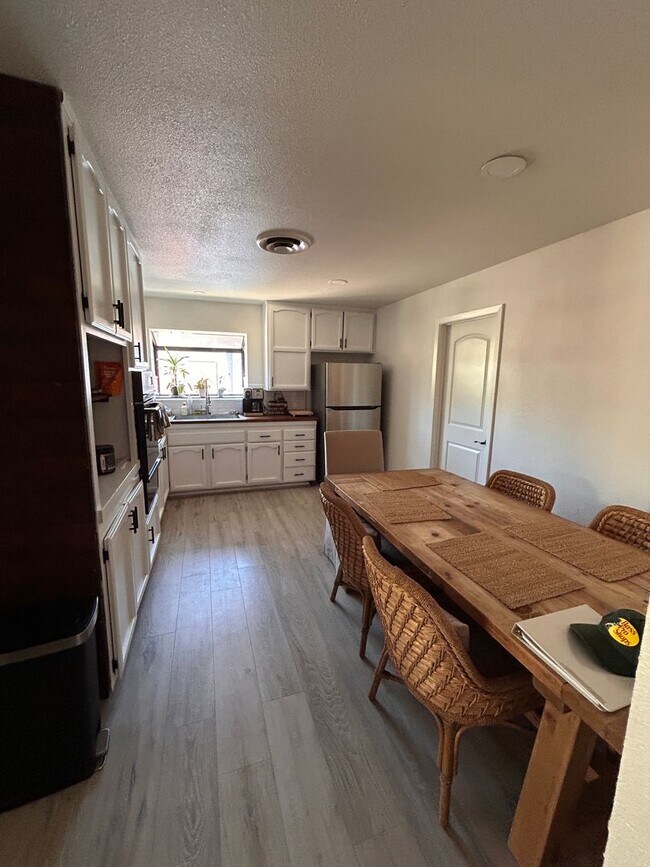 Building Photo - Space and updated in Lemoore