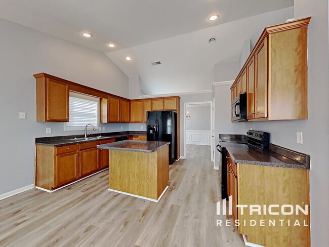Building Photo - 247 Lantana Dr