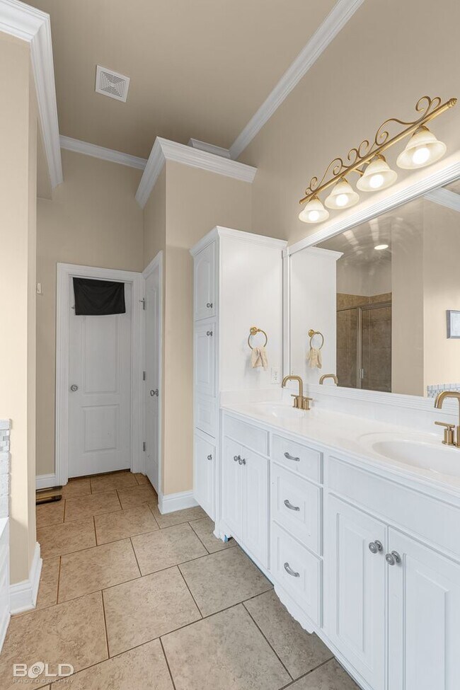 Building Photo - Check Out this 4 Bed 2 Bath with A Pool and Hot Tub