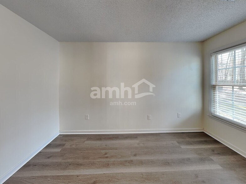 Building Photo - 3255 Dogwood Dr