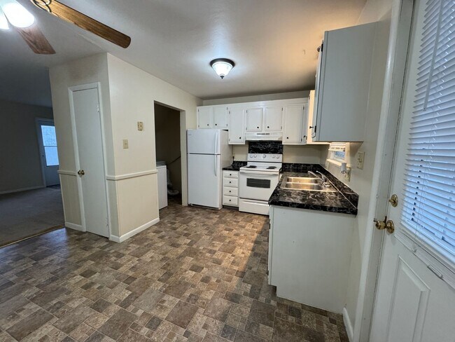 Building Photo - S Main