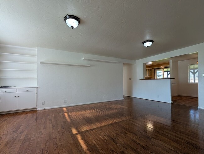 Building Photo - Charming 3 bed/1 bath with large yard and great patio space!