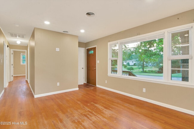 Building Photo - 300 Long Acres Dr