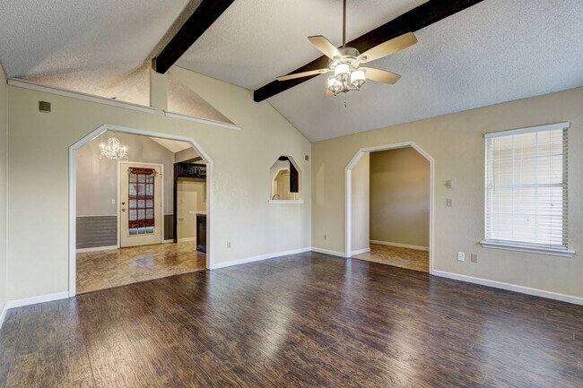 Building Photo - 3 Bed 2 Bath in OKC!