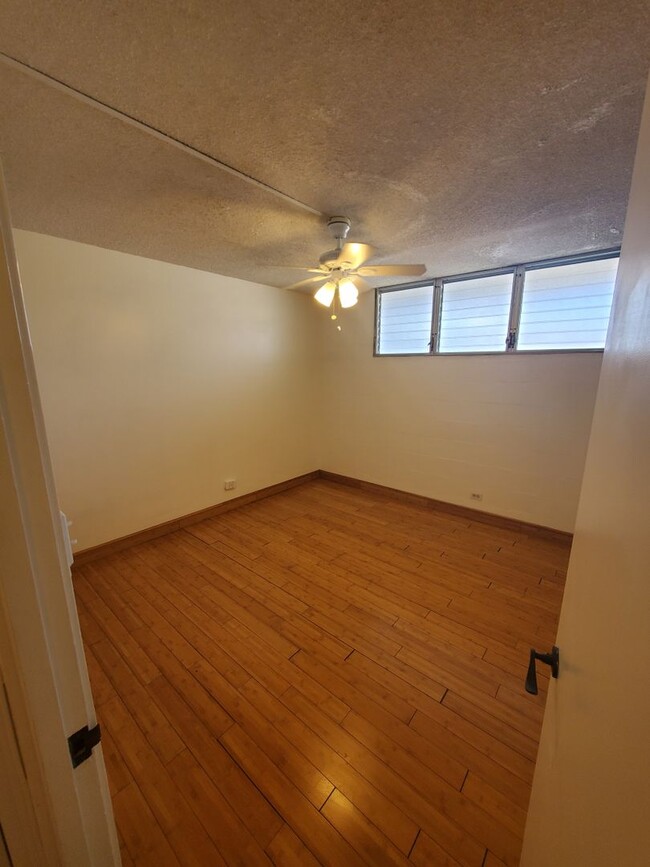 Building Photo - Spacious, pet friendly, Summer Palace unit...