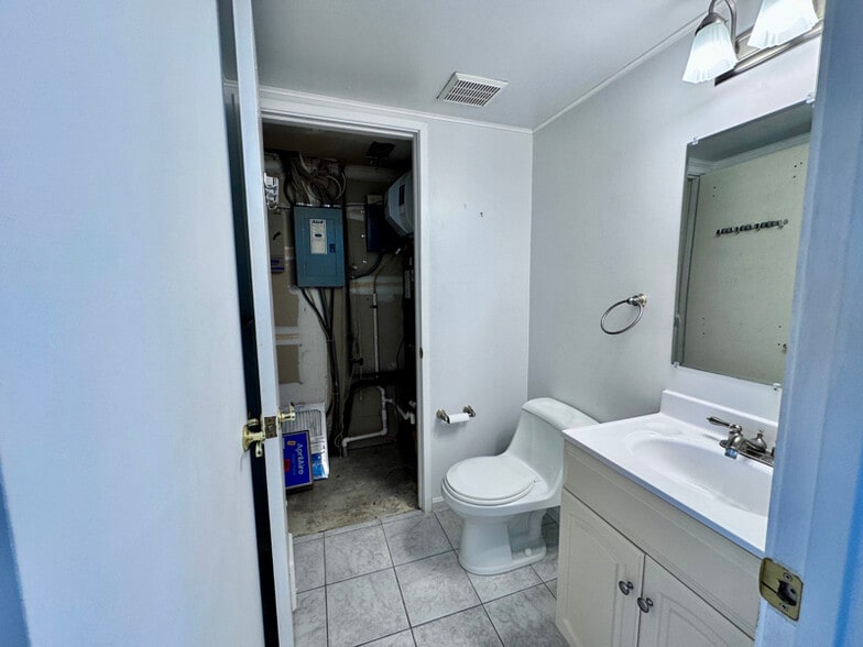 Building Photo - 2440 Glengyle Dr