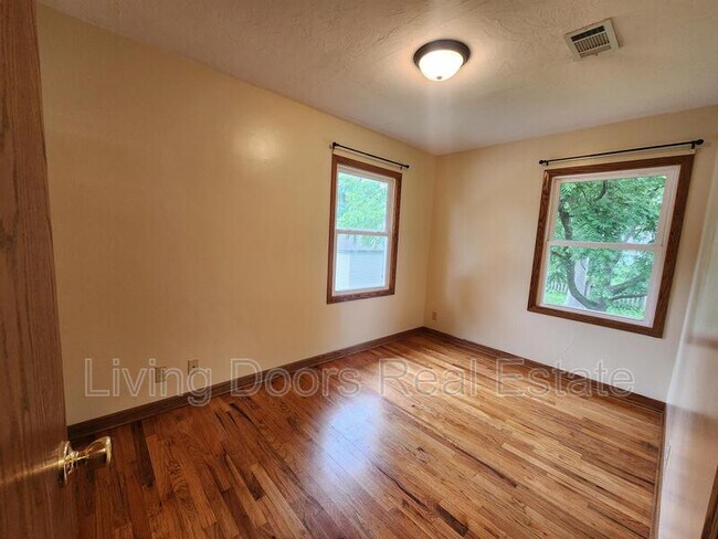 Building Photo - 317 S 47th St