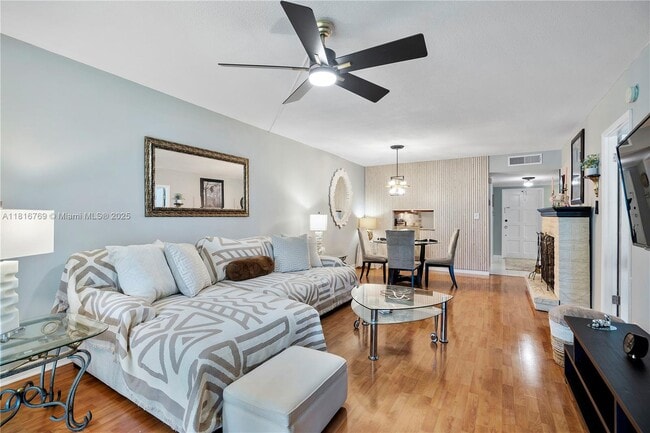 Building Photo - 3150 N Palm Aire Dr