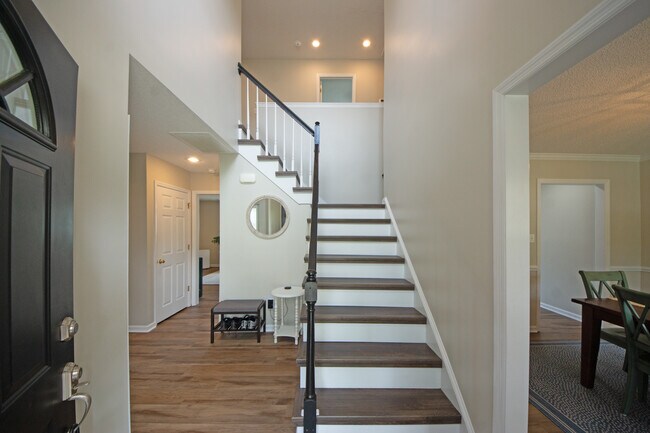 Building Photo - 930 Commons Dr N