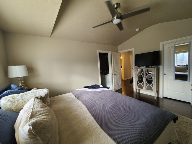 Building Photo - Three Bedroom Town Home  near Union Park Available February 1st