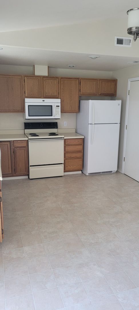 Building Photo - Cozy home on large lot w/fenced backyard