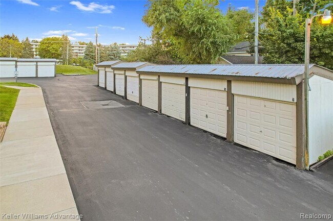 Building Photo - 855 S Pontiac Trail