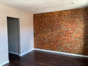 Building Photo - NICE 3BD/2.5 BATHS HOUSE READY FOR THE HOL...