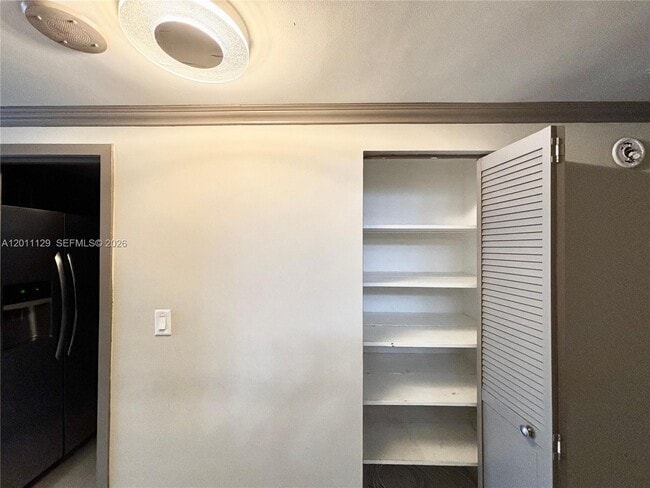Building Photo - 999 Brickell Bay Dr