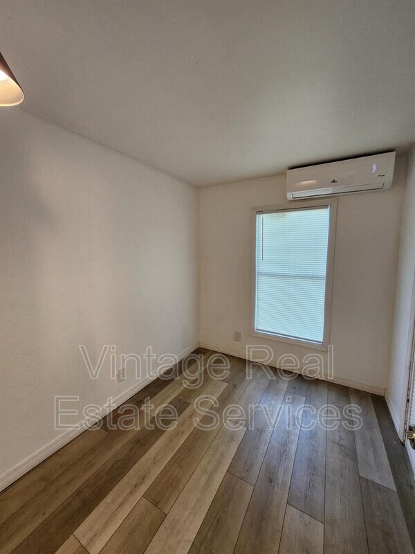 Building Photo - 114 Hillside Dr