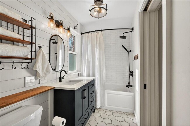 Building Photo - 1420 Bredell Ave