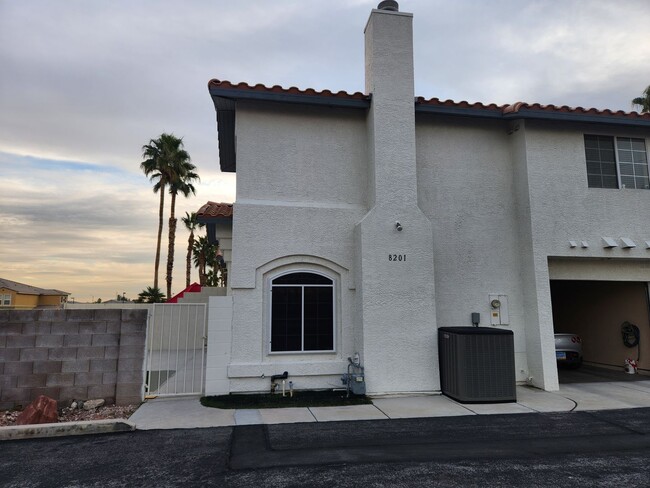 Building Photo - Modern Comfort in the Heart of Summerlin!