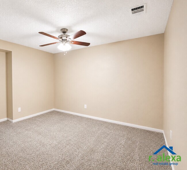 Building Photo - 3038 Mosby Dr