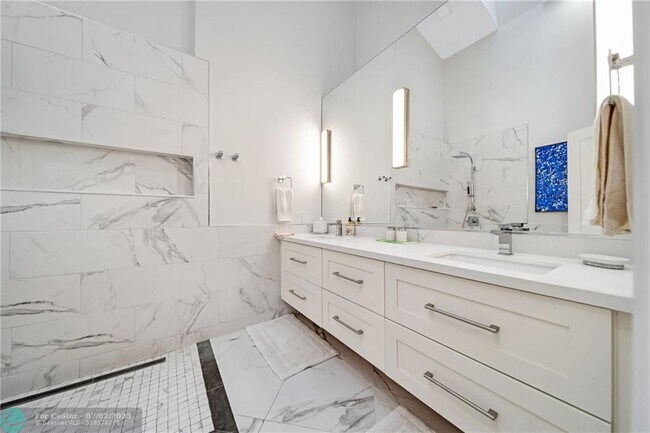 Building Photo - 4114 Carriage Dr