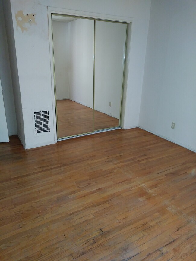 Building Photo - 848 Sherbourne S Dr