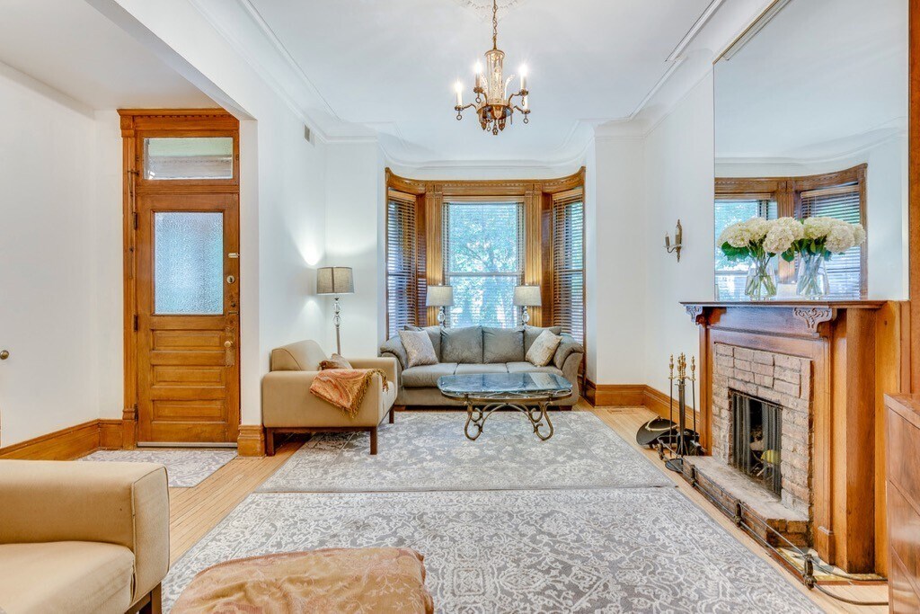 Building Photo - 921 W Newport Ave