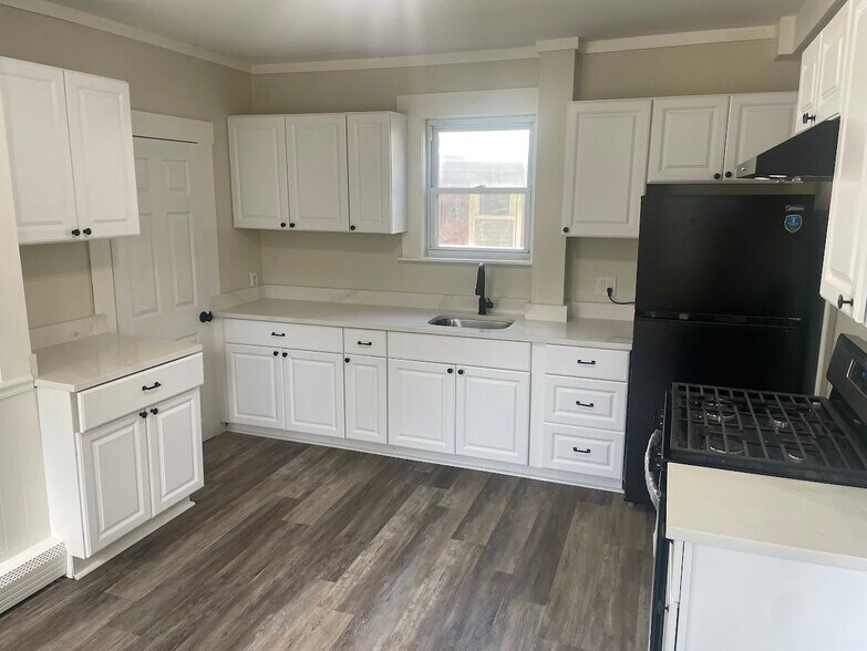 Kitchen whole view - 32 Gage St