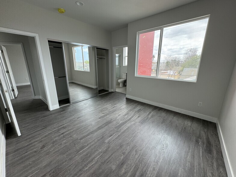 Building Photo - 1298 W 37th St