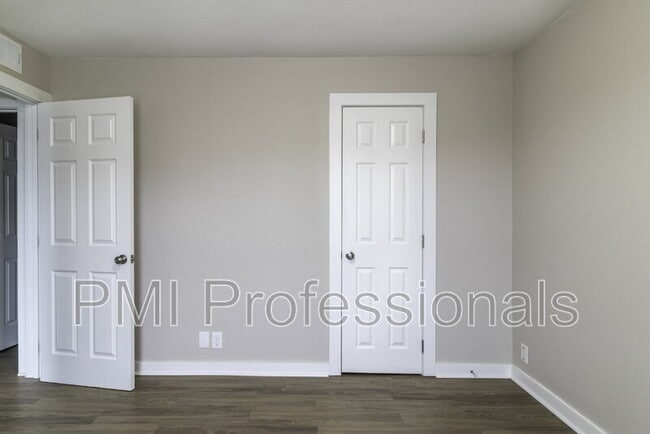 Building Photo - 121 Kingsridge Dr