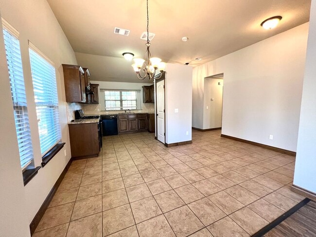 Building Photo - Home in the VALENCIA neighborhood in Edmond!