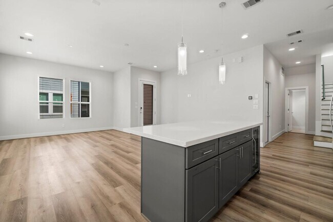 Building Photo - 3362 Pinemont Dr