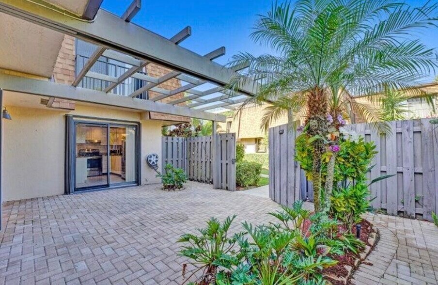 Building Photo - 3134 SW 20th Ter