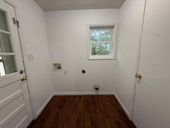 Building Photo - Charming 3 Bedroom 1 Bath Home AVAILABLE NOW!!