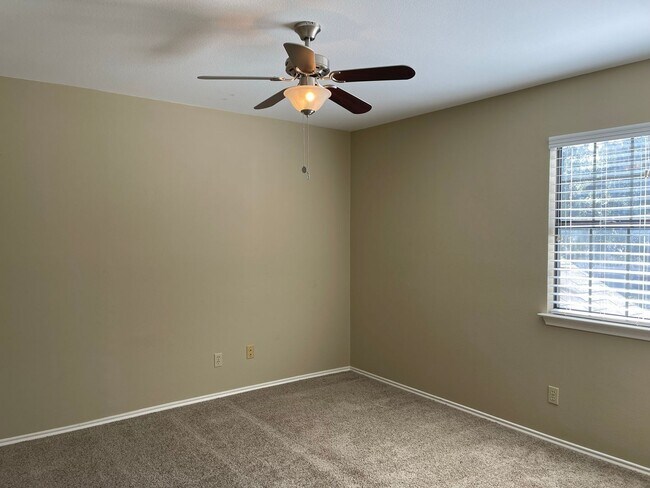 Building Photo - 13731 Oak Pebble
