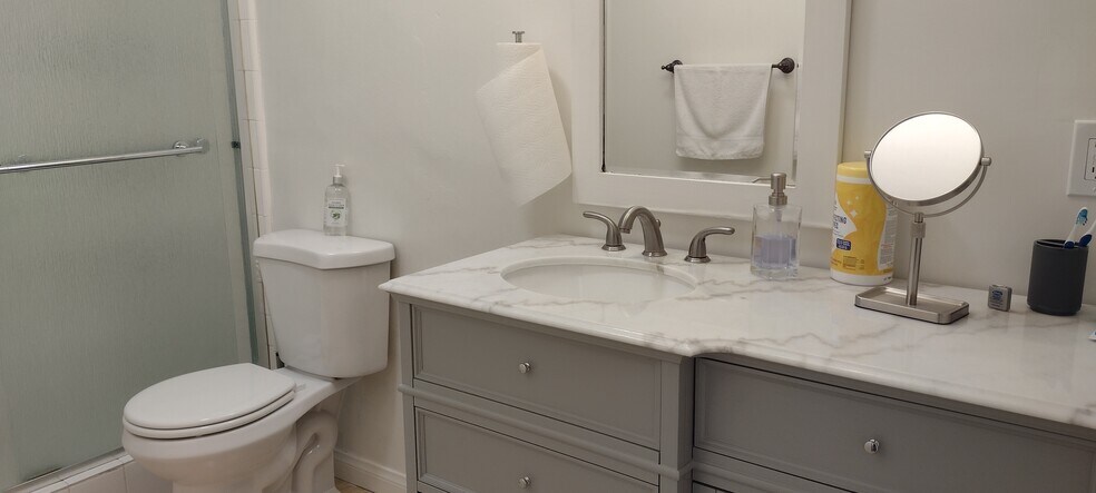 Building Photo - 528 N Jackson St