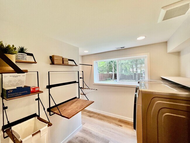 Building Photo - Spacious 5 Bed 3 Bath Home with In-Law Suite and huge yard in Olympic Hills