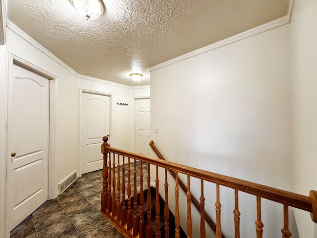 Building Photo - Perfect 5 bed - 2 bath Ranch Home near the...