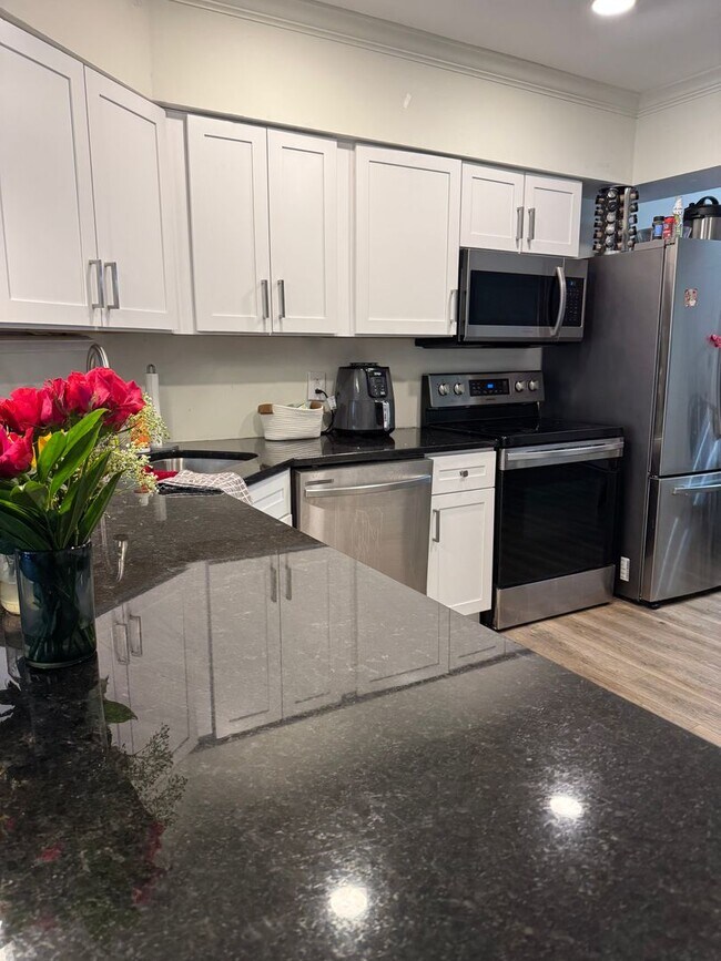 Building Photo - Spacious Renovated 3-Bedroom Condo Near UT...