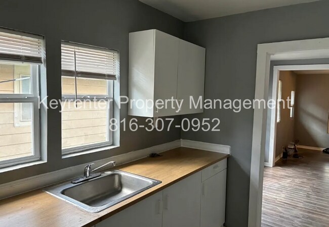 Building Photo - 4 Bedroom 1 bath