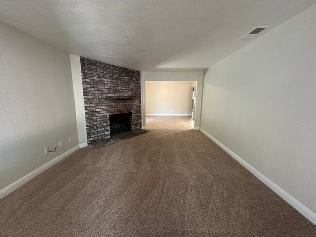 Building Photo - 2 Bedroom 2 Bathroom Updated Duplex with Y...