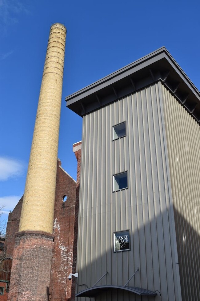 Building Photo - Reduced & 10% off 1st Month's Rent! Impecc...