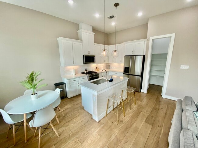 Building Photo - 303 Queen Sude Ln