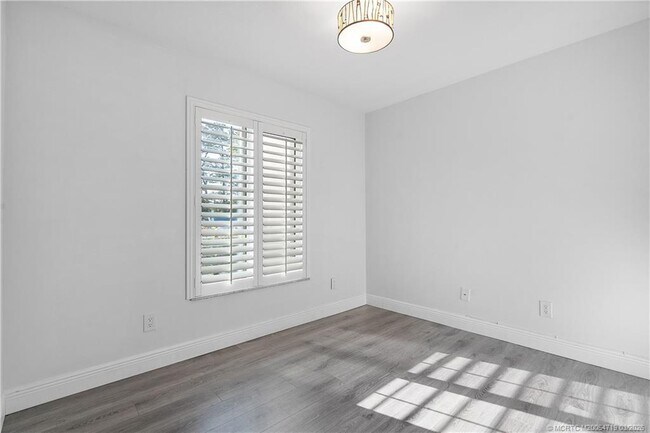 Building Photo - 1935 SW Silver Pine Way